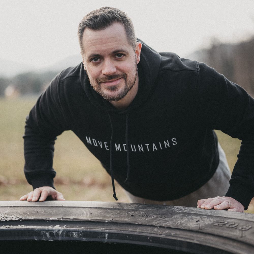 Daniel Walch bei Pushup auf Traktor Reifen